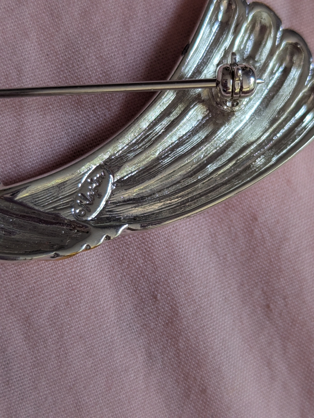 Napier Two-Tone Ribbed Winged Brooch. - Picture 2 of 4